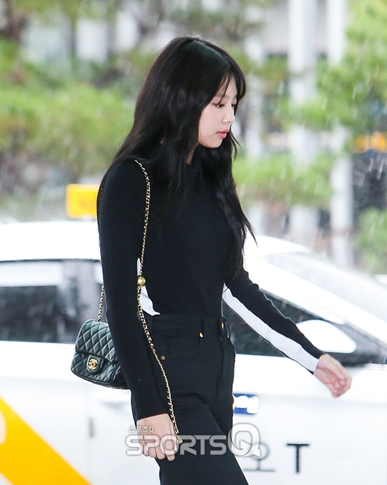 [블랙핑크 제니] CHANEL 샤넬 체인 골든볼 쁘띠삭 램스킨 숄더백 블랙 금장