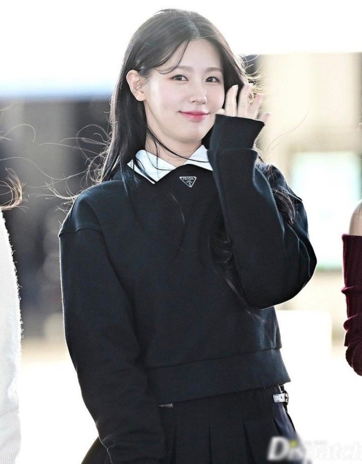 PRADA 프라다 트라이앵글 넥플레이트 맨투맨