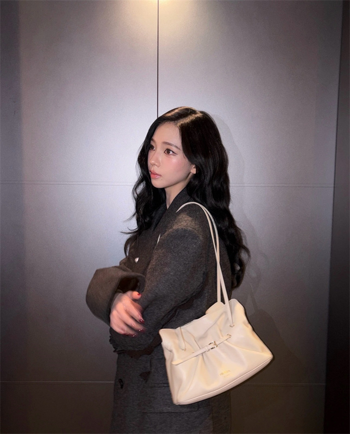 [에스파 카리나] PRADA 프라다 숄더백 1BG586