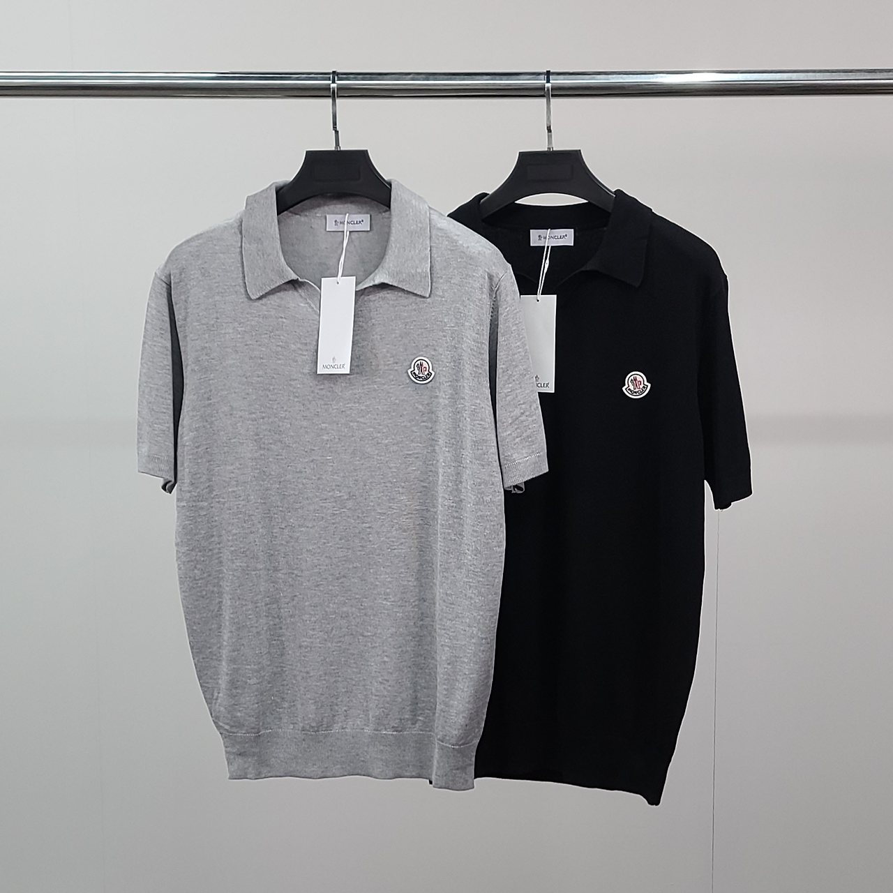 MONCLER 몽클레어 로고와펜 오픈카라 반팔 니트