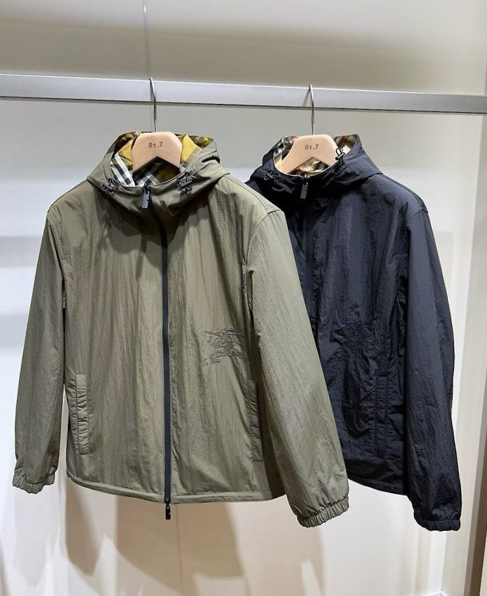 BURBERRY 버버리 양면 자수 바람막이
